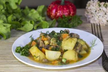 Duszona wołowina z pomidorami, ziemniakami, cukinią i curry przepis ze zdjęciami krok po kroku i wideo
