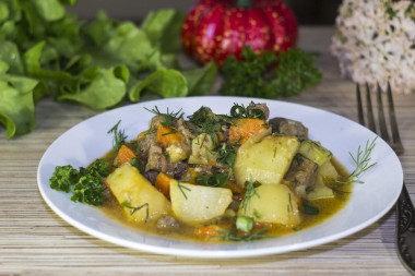 Duszona wołowina z pomidorami, ziemniakami, cukinią i curry przepis ze zdjęciami krok po kroku i wideo