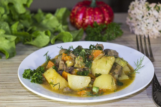 Duszona wołowina z pomidorami, ziemniakami, cukinią i curry przepis ze zdjęciami krok po kroku i wideo