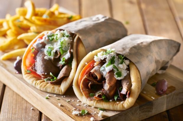 Grecka shawarma z jagnięciną, fetą i oliwkami