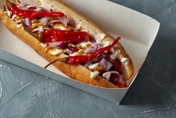 Hot dog z wędzoną kiełbasą i marynowanym chili