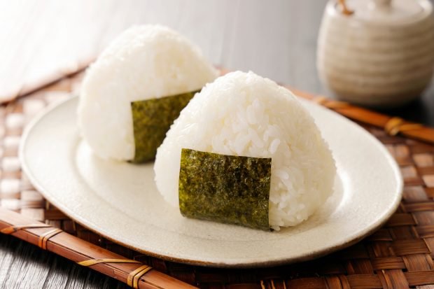 Onigiri z łososiem