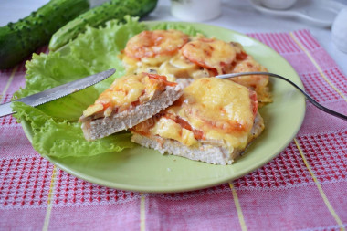 Wieprzowina z majonezem, pomidorami, pieczarkami i serem przepis ze zdjęciami krok po kroku i wideo