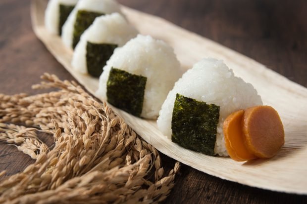 Onigiri z tuńczykiem i majonezem-prosty i pyszny przepis, jak gotować krok po kroku