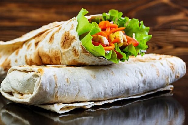 Shawarma z kurczakiem, koreańską marchewką i pomidorami – prosty i pyszny przepis na gotowanie krok po kroku