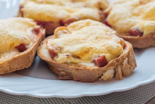 Gorące kanapki z kiełbasą i serem na bochenku na patelni-prosty i pyszny przepis, jak gotować krok po kroku