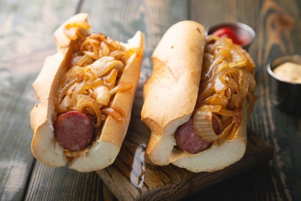 Hot dog z kiełbasą myśliwską i słodką cebulą