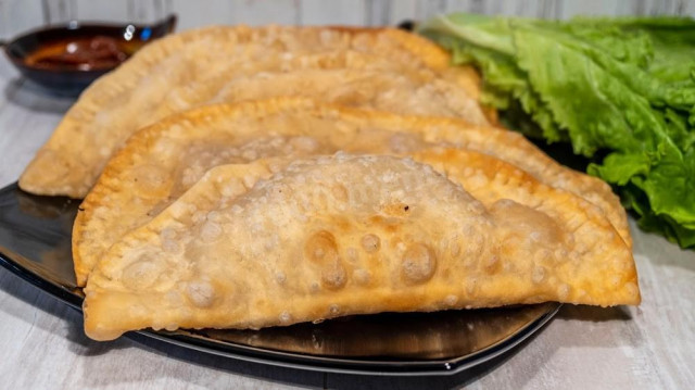 Idealne czebureki z nadzieniem z mięsa mielonego przepis ze zdjęciami krok po kroku i wideo