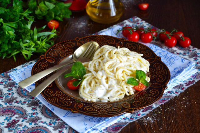 Spaghetti z serem w sosie śmietankowym przepis ze zdjęciami krok po kroku i wideo