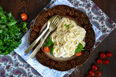 Spaghetti z serem w sosie śmietankowym przepis ze zdjęciami krok po kroku i wideo