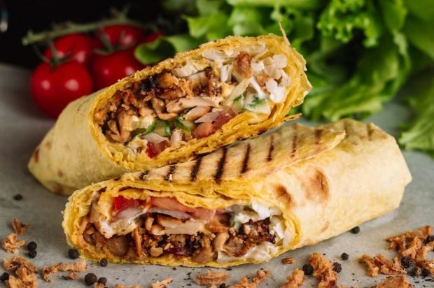 Shawarma z kurczakiem, mieloną wołowiną i świeżymi warzywami