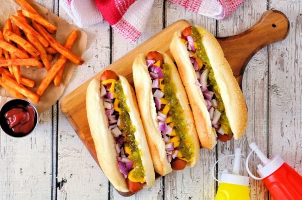 Hot dogi z cebulą i sosem piklowym-prosty i pyszny przepis na gotowanie krok po kroku