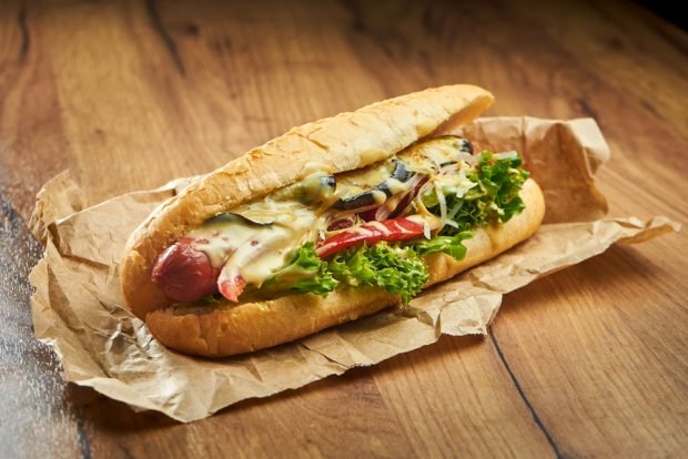 Hot dog z bakłażanem i serem