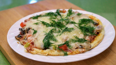 Szybka pizza z pomidorami, serem i grzybami na patelni przepis ze zdjęciami krok po kroku i wideo