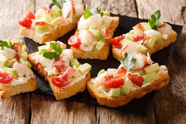 Bruschetta z krabem i awokado