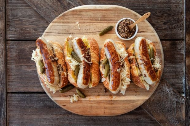 Hot dog z kiełbasą, korniszonami i kiszoną kapustą