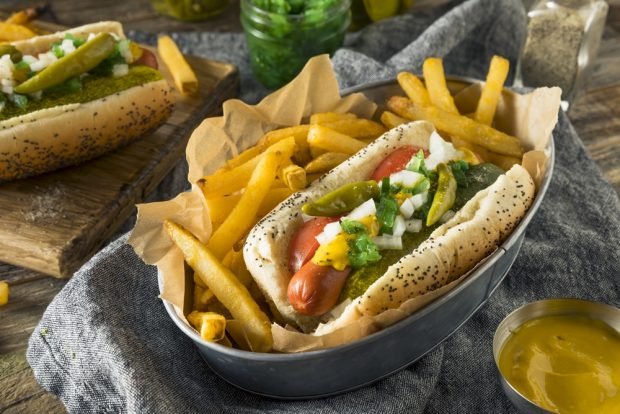 Hot dog z marynowaną ostrą papryką-prosty i pyszny przepis, jak gotować krok po kroku