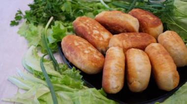 Pierożki bez drożdży na kefirze ze szczypiorkiem i jajkami przepis ze zdjęciami krok po kroku i wideo