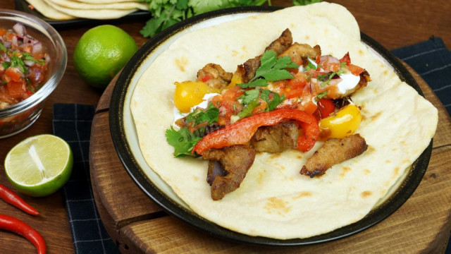 Meksykańskie fajitas w tortilli przepis ze zdjęciami krok po kroku i wideo