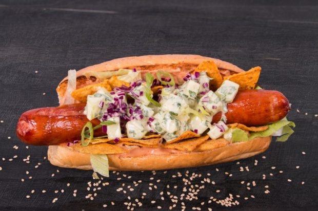 Hot dogi z frytkami, kiełbasą i ananasami