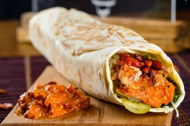 Ostra shawarma z wołowiną, ziemniakami i papryczką chili