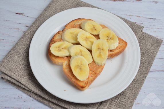 Kanapka z masłem orzechowym i bananem: zdjęcie przygotowania przepisu, krok 2