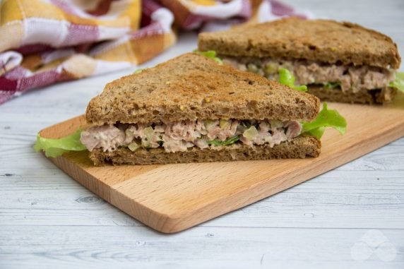 Kanapki z tuńczykiem i piklami: zdjęcie przygotowania przepisu, krok 3 Kanapki z tuńczykiem i piklami: zdjęcie przygotowania przepisu, krok 3