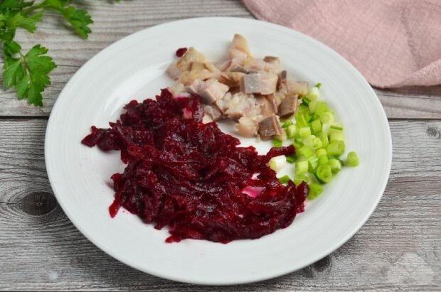 Kanapki ze śledziem pod futrem: zdjęcie przygotowania przepisu, krok 1 Kanapki ze śledziem pod futrem: zdjęcie przygotowania przepisu, krok 1