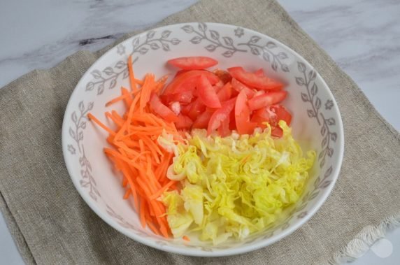 Chleb pita z wędzonym kurczakiem i warzywami: zdjęcie przygotowania przepisu, krok 1 Chleb pita z wędzonym kurczakiem i warzywami: zdjęcie przygotowania przepisu, krok 1
