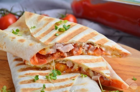 Chleb pita z wędzonym kurczakiem i warzywami: zdjęcie przygotowania przepisu, krok 6 Chleb pita z wędzonym kurczakiem i warzywami: zdjęcie przygotowania przepisu, krok 6