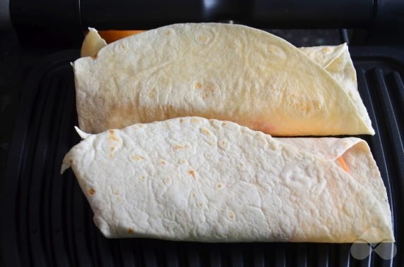 Chleb pita z wędzonym kurczakiem i warzywami: zdjęcie przygotowania przepisu, krok 5 Chleb pita z wędzonym kurczakiem i warzywami: zdjęcie przygotowania przepisu, krok 5