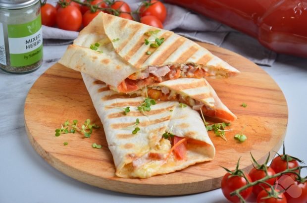 Chleb pita z wędzonym kurczakiem i warzywami Chleb pita z wędzonym kurczakiem i warzywami