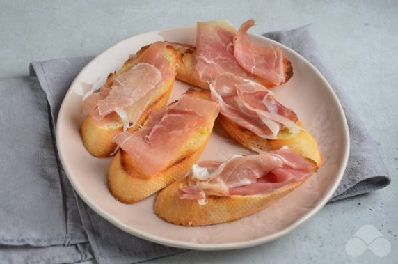 Kanapki z prosciutto i gruszką: zdjęcie przygotowania przepisu, krok 2 Kanapki z prosciutto i gruszką: zdjęcie przygotowania przepisu, krok 2