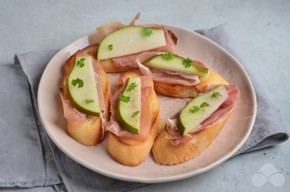 Kanapki z prosciutto i gruszką: zdjęcie przygotowania przepisu, krok 3 Kanapki z prosciutto i gruszką: zdjęcie przygotowania przepisu, krok 3