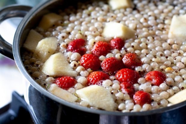 Kompot z porzeczkami, truskawkami i jabłkami