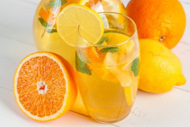 Domowa lemoniada z cytryn, pomarańczy i mięty
