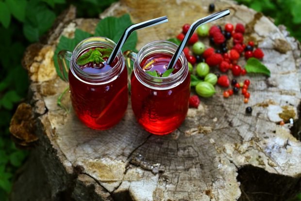 Letni kompot z jagód-prosty i pyszny przepis, jak gotować krok po kroku