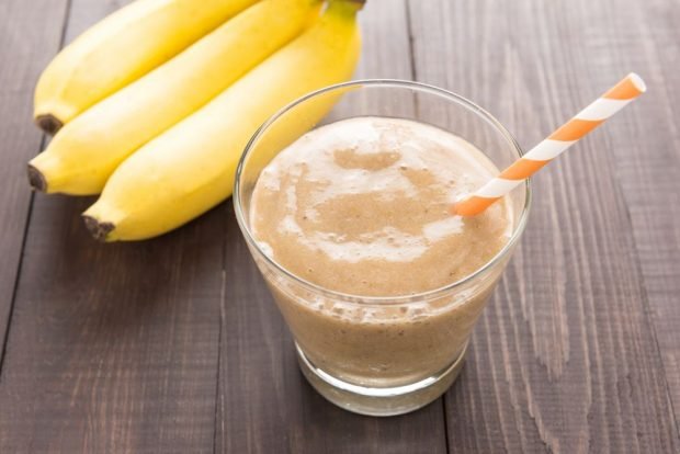 Smoothie z bananem w blenderze