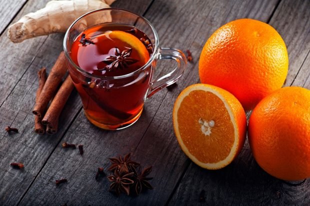 Herbata z imbirem, pomarańczą i miodem
