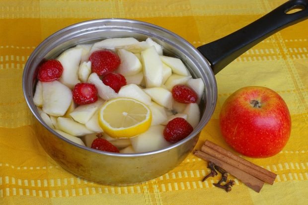 Kompot z jabłek i truskawek z cytryną