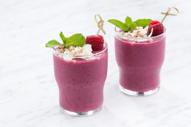 Smoothie w blenderze z mrożonych jagód