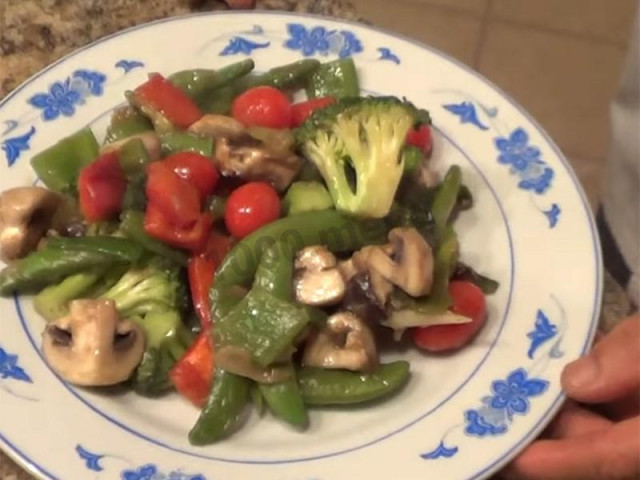 Wok z warzywami i grzybami przepis ze zdjęciami krok po kroku i wideo