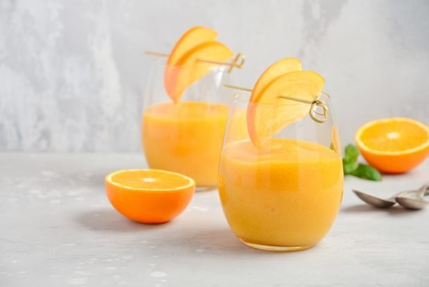 Smoothie z persimmon w blenderze