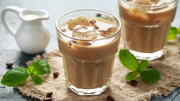 Ice latte – prosty i pyszny przepis na gotowanie krok po kroku