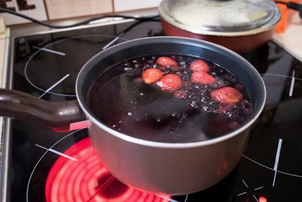 Kompot z różnych jagód-prosty i pyszny przepis, jak gotować krok po kroku