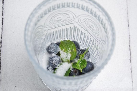 Jagodowe Mojito: zdjęcie przygotowania przepisu, krok 3 Jagodowe Mojito: zdjęcie przygotowania przepisu, krok 3