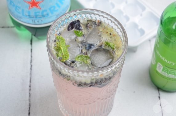 Jagodowe Mojito: zdjęcie przygotowania przepisu, krok 5 Jagodowe Mojito: zdjęcie przygotowania przepisu, krok 5