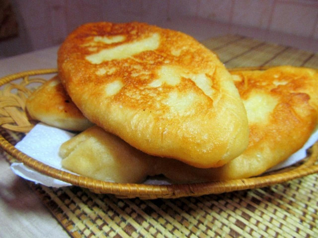 Smażone drożdżowe pierożki z ciasta na wywarze ziemniaczanym przepis ze zdjęciami krok po kroku i wideo