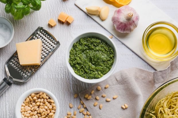 Pesto z bazylią, orzeszkami piniowymi, czosnkiem i octem – prosty i pyszny przepis, jak zrobić krok po kroku