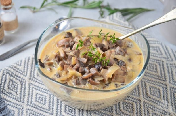 Sos grzybowy ze śmietaną-prosty i pyszny przepis ze zdjęciem (krok po kroku) Sos grzybowy ze śmietaną-prosty i pyszny przepis ze zdjęciem (krok po kroku)